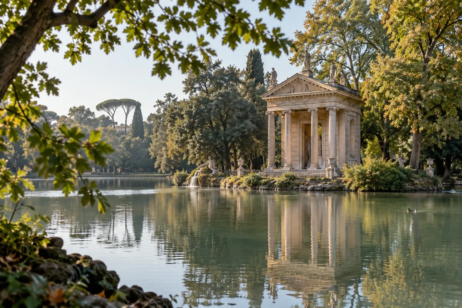 Tempietto neoclassico sul lago della Villa Borghese con riflesso sull'acqua calma